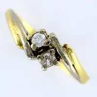 Ring, vita stenar, Ø16, bredd: 2-6mm, 18K Vikt: 2,7 g
