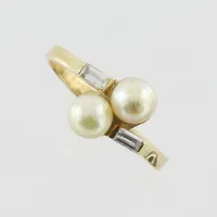 Ring med 2st pärlor och baguettslipade kubis zirkonia 2st,  stl 20mm, bredd 2,4-11mm, 18k Vikt: 3,9 g
