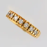 Ring med diamanter 7x ca0,04ct, stl 16, bredd 4mm, gravyr. 18K Vikt: 4,3 g