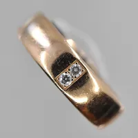Ring med diamanter 0,04ctv enligt gravyr, stl 15¾, bredd 5 mm, graverad, 18K. Vikt: 5,3 g