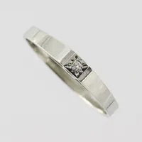 Ring med diamant 0,02ct, stl 18¼mm, bredd 2,3mm, 18K vitguld Vikt: 1,9 g