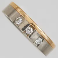 Ring, briljantslipade diamanter 3xca0,05ct, ca Wesselton(H)/P, Ø17¾, bredd:5mm, en diamant med chip på rondist, gravyr, vitguld/rödguld, 18K. Vikt: 7,4 g