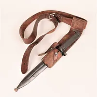 Knivbajonett M/1896, Eskilstuna Jernmanufaktur, lättrat grepp, eneggat blad med blodränna, skärp och bärläder, längd 33cm, buksslitage, märken, rost.  Vikt: 0 g