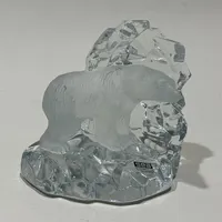 Glasfigurin isbjörn, Sea glasbruk, Kosta Sweden, ca 11 x 11,5cm, repig, etikettmärkt. Vikt: 0 g Skickas med paket.