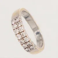 Ring vitguld med diamanter 14 x ca 0,03-0,04ct enligt gravyr 0,50ct, stl 16½, bredd ca 4mm, bör rodieras om, 18K Vikt: 3,9 g