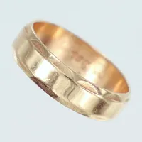 Ring, stl 18¼, bredd 5,7mm, gravyr, 18K Vikt: 5,4 g