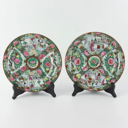 Tallrikar 2st, Ø 23 cm,  Kanton Kina, 1900-talets andra hälft, porslin, Ej samfrakt Vikt: 0 g Skickas med postpaket.