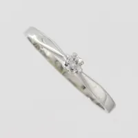 Ring med diamant 0,05ct kubis zirkonia enligt inskription, stl 15½mm, bredd skena 1,2mm, 18k vitguld  Vikt: 1,2 g