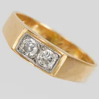 Ring med briljantslipade diamanter 2 x ca 0,12ct totalt ca 0,24ctv enligt gravyr, Ø16½, gravyr, BÖ 1959, 18K Vikt: 4,3 g