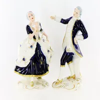 Ett par figuriner Royal Dux Bohemia, Czechoslovakia, rokokostil, etikettmärkta, höjd 20cm, 21cm. Vikt: 0 g Skickas med postpaket.