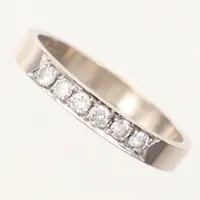 Ring med 6st diamanter 0,30ct enligt gravyr, stl 19, bredd ca 3mm, 18K Vikt: 3,7 g