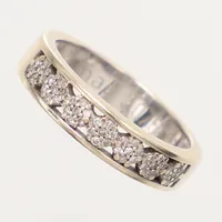 Ring med diamanter 49 x ca 0,005ct, stl 17, bredd 4,5mm, gravyr, bör omrodieras, GHA, 18K Vikt: 4,8 g