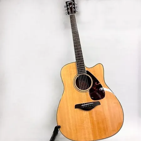 Halvakustisk gitarr Yamaha FGX720SC, snr: HJI 271583, mjukt fodral, fanerad i mahogny, bok och rot, inga övriga tillbehör, mycket fint skick Skickas med postpaket.