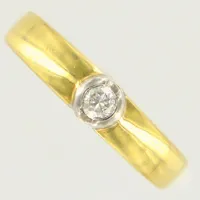 Ring med diamant 0,15ctv enligt gravyr, stl 18½, bredd ca 3-5mm, GHA, tvåfärgad. 18K Vikt: 5,1 g