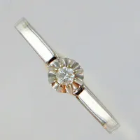 Ring med diamant ca 0,05ct, stl 18½, bredd ca 1,5-4,5mm, vitguld. 18K  Vikt: 2,1 g