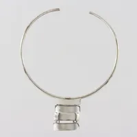 Collier stel ring med hänge, yttermått ca 37 cm + öppning 4,5 cm, bredd eller Ø 3,8mm, höjd hänge 4 cm, silver 925/1000 Vikt: 39,6 g