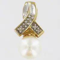 Hänge med odlad pärla Ø ca 7,0mm samt diamanter 5 x ca 0,005ct, längd ca 1,7cm, bredd ca 8,9mm, vitguld/gulguld GHA 18K Vikt: 1,8 g