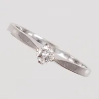 Ring stl 18½, diamant 1x ca 0,19ct, TW Si, enligt gravyr, bredd 1,8-4,5mm, vitguld, 18K Vikt: 2,2 g