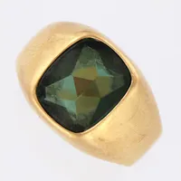 Ring, Ø19½, bredd: 3-12mm ,med grön sten, buckla, 18K  Vikt: 6,3 g