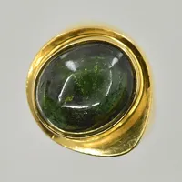Ring med cabochonslipad grön turmalin, tillverkad av Nygård & Son, Linköping år 1966, stl 16¼, 18K. Vikt: 14 g