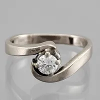 Ring, 18K vitguld, Diamant 0,20ct, svensk kontrollstämpel, tillverkarstämpel CFS - Frembergs Guldsmedja AB Karlshamn, Ø16¾ mm, bredd 2-8 mm Vikt: 4,1 g
