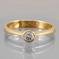 Ring, 18K guld,  Diamant 0,15ct, Ø17½ mm, bredd 1 - 4,5 mm, oidentifierad tillverkarstämpel F-L, borttag av gravyr ingår Vikt: 3,5 g