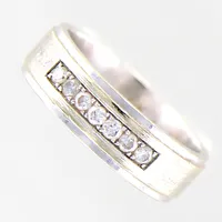 Ring med diamanter ca 7x0,03ct, stl 16½, bredd 5,6mm, vitguld, gravyr, 18K Vikt: 5,2 g
