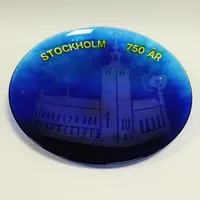 Glasfat "STOCKHOLM 750 ÅR" signerat Britten Pååg, Ø37cm, blått/guldfärg, skav/bortfall på baksidans foliering/färg. Vikt: 0 g Skickas med postpaket.
