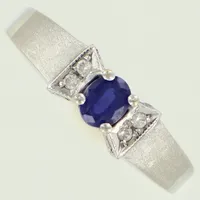 Ring med blå och vita stenar, vitguld, stl 18½, bredd 2,2-3,7mm, 18K Vikt: 3,8 g