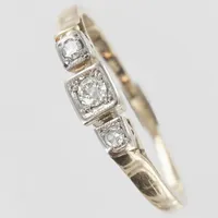 Ring med en gammelslipade diamant ca 0,08ct två 8/8-kantslipade diamanter ca 0,03ct/st, stl 16¾, bredd ca 0,9-3,9mm, gravyr, 18K Vikt: 1,9 g