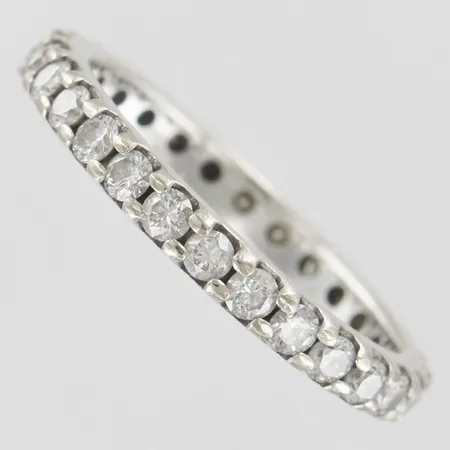 Ring, helallians, 28 x ca 0,03ct, totalt ca 0,84ct, kvalitet ca W-Cr(H-J)/VS-SI,  stl: 16¼, 6st diamanter troligen syntetiska, 18K vitguld.  Vikt: 2,4 g