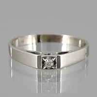 Ring, 18K vitguld, Diamant 0,02ct, svensk kontrollstämpel, Ø16¼ mm, bredd 2-3 mm Vikt: 1,8 g