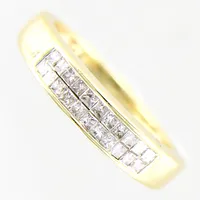 Ring med diamanter ca 0,35ctv, princesslipade, stl 17½, bredd 3-4,5mm, repig skena,14K  Vikt: 3,6 g