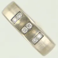 Ring med diamanter ca 0,18ctv enligt gravyr, stl 18, bredd ca 6mm, vitguld, gravyr. 18K Vikt: 9,9 g