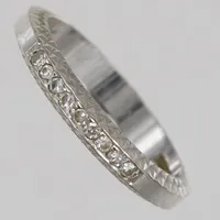 Ring, diamanter 9 x ca 0,008ct totalt 0,07ctv enligt gravyr, 8/8-slipade, Ø16½, bredd 2mm, vitguld 18K  Vikt: 3,2 g