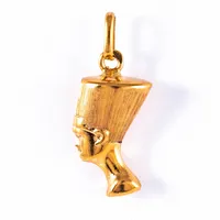 Berlock "Nefertiti" i 18K guld. Den är 25,4 mm lång inkl. ögla och väger 1,5g. Svensk importstämpel. 