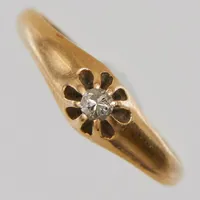 Ring, Ø17, med diamant ca 0,05ct, slitna klor, 18K  Vikt: 2,2 g