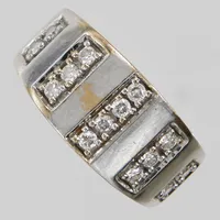 Ring med briljantslipade diamanter 14xca0,03ct ca W(H)/P, Ø18, bredd: 4,5-10mm, GHA, guld, 18K Vikt: 7,2 g