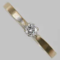 Ring, briljantslipad diamant ca 0,11ct, ca TW(G)/SI, Ø17¼, bredd:1,5-3mm,Ø17¼. importstämplad, vitguld, 18K. Vikt: 1,5 g