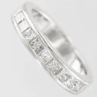 Ring med nio prinsesslipade diamanter enligt gravyr: 1,0ct, stl 17, bredd ca 4,1mm, GHA vitguld 18K finns för visning på kontoret Östermalm  Vikt: 5,8 g