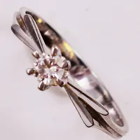 Ring, briljantslipad diamant 0,15ct enligt gravyr, kvalitet ca VS-SI, Ø17, vitguld 18K 2,1g.