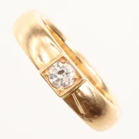 Ring med diamant ca 0,23ct, stl 16¾, bredd 4,6mm, gravyr, 18K Vikt: 8,6 g