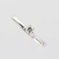 Ring med diamant 0,10ct, Nordisk Kokusai Ab 1978, stl 17mm, bredd skena 2,2mm, 18k vitguld Vikt: 1,5 g
