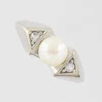 Ring med pärla och små stenar syntetiska spineller, stl 17½mm, bredd 1,55-7,2mm, 18k vitguld Vikt: 3,3 g