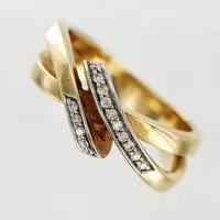 Ring, diamanter 15 x ca 0,005ct, 8/8-slipade, stl 15¾, bredd 2,5-8,5mm, 18K. Vikt: 6,5 g