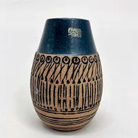 Vas, Granada, Lisa Larson, Gustavsberg, signerad L.L Gustavsberg, höjd 15,5cm, Ø10,5cm, chamotte stengods, blå glasyr, reliefmönster, formgiven 1959, saknar etikett Vikt: 0 g