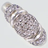 Ring med diamanter ca 0,66ctv enligt gravyr, stl 17½, bredd ca 3,5-9mm, vitguld. 18K  Vikt: 9,8 g