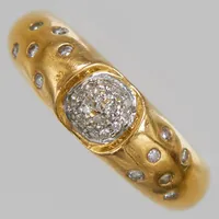 Ring, briljantslipade diamanter 12 x ca0,01ct + 8/8-slipade + 18 x ca0,0025ct, Ø18¼, bredd:3-6,5mm, vitguld/rödguld, SSÄ, 18K. Vikt: 5,4 g