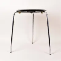 Pall, "Dot Pall",´formgiven av Arne Jacobsen för Fritz Hansen, Danmark, skiktlimmat samt svartlackerat trä på stålben, stämpelmärkt samt etikettmärkt, sitthöjd ca 43cm, Ø ca 33cm, slitage, färgbortfall.  Vikt: 0 g