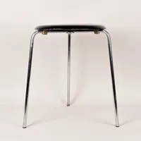 Pall, "Dot Pall",´formgiven av Arne Jacobsen för Fritz Hansen, Danmark, skiktlimmat samt svartlackerat trä på stålben, stämpelmärkt samt etikettmärkt, sitthöjd ca 43cm, Ø ca 33cm, slitage, färgbortfall, ben med färgfläckar.   Vikt: 0 g